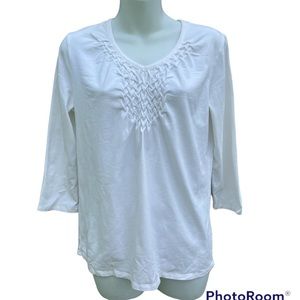 Hastings & Smith v neck Top in white. Size small